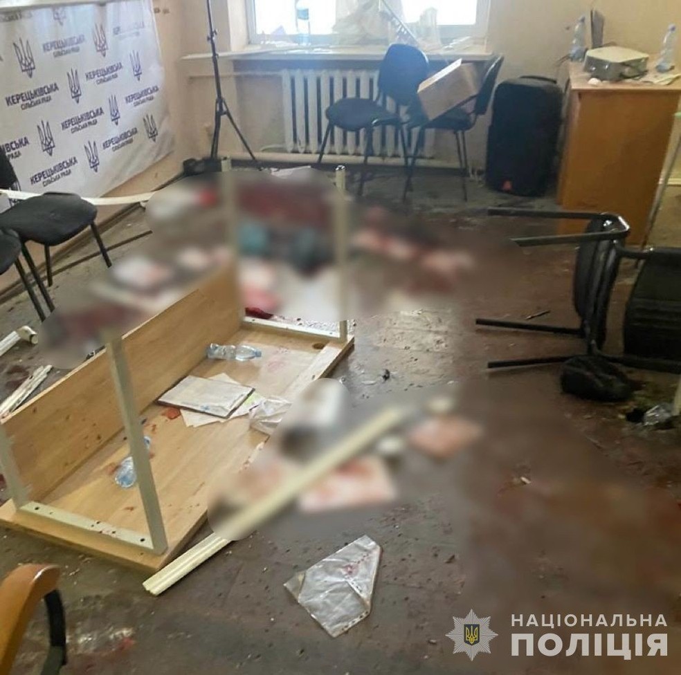 Sala de reunião da prefeituPora após deputado explodir granadas, em prefeitura no oeste da Ucrânia, em 15 de dezembro de 2023. — Foto: Polícia Nacional da Ucrânia