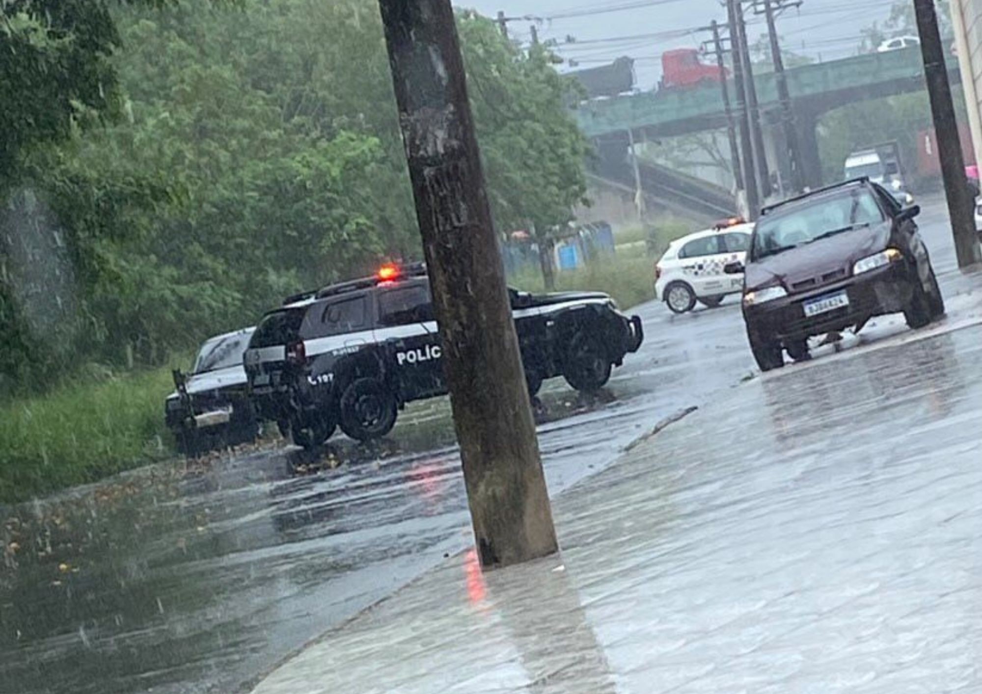 Corpo é encontrado no porta-malas de carro abandonado litoral de SP