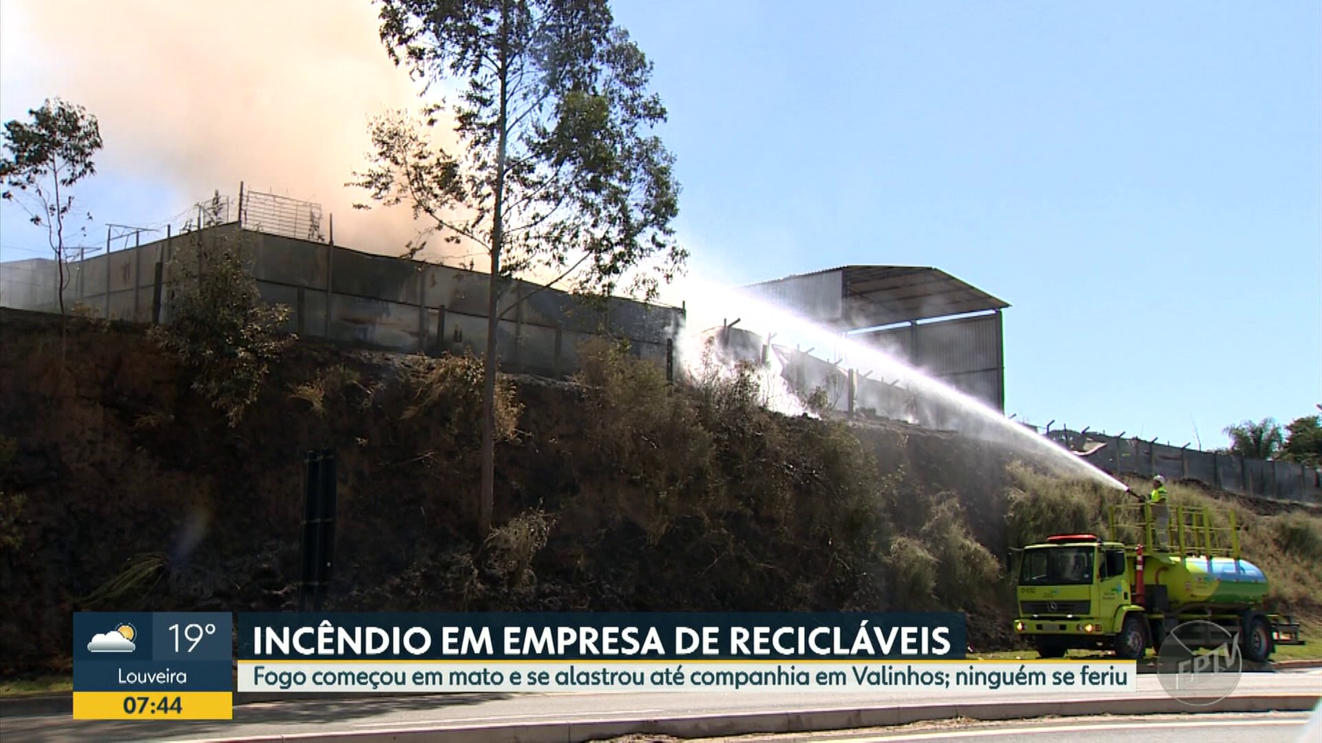 Fogo que começou em mato causa incêndio em empresa de reciclagem em Valinhos