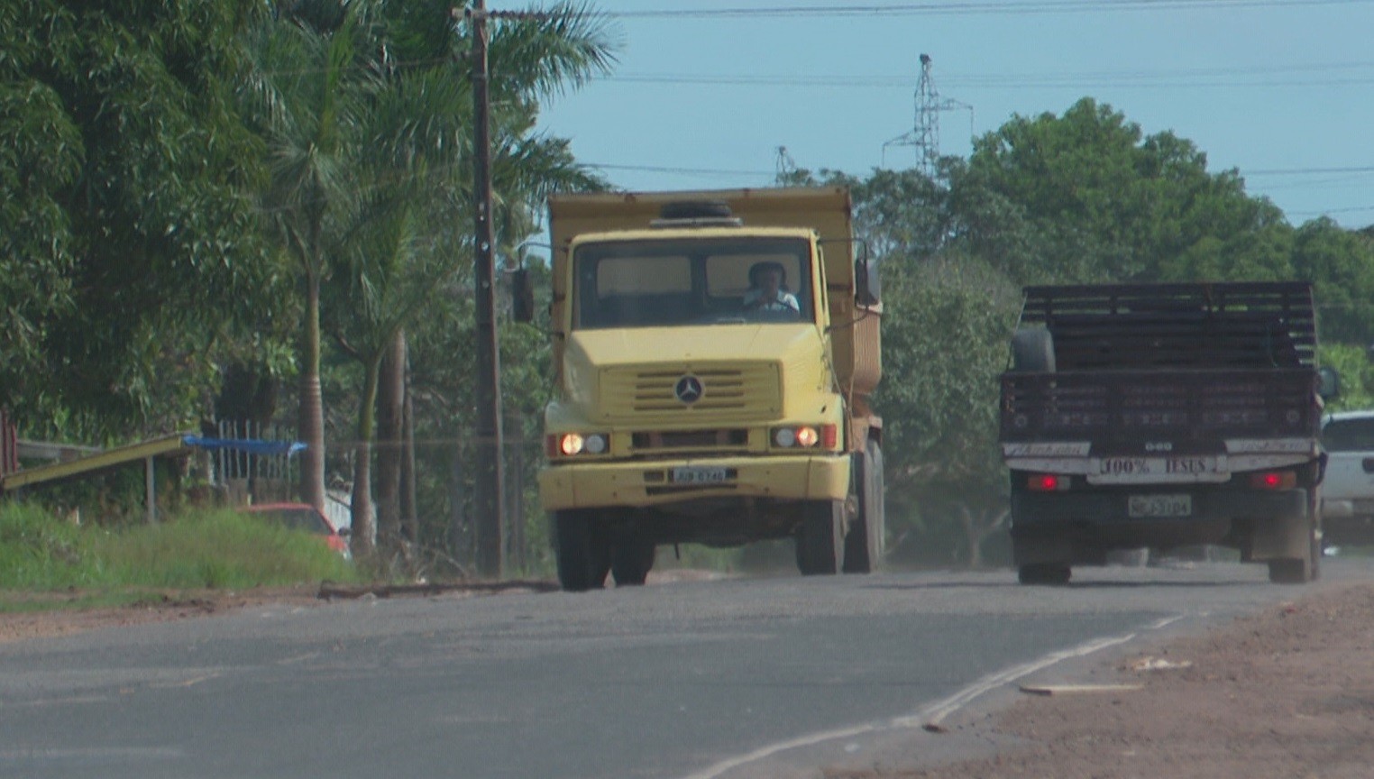 Trânsito de caminhões pesados é restrito em trecho da rodovia AP-070, em Macapá