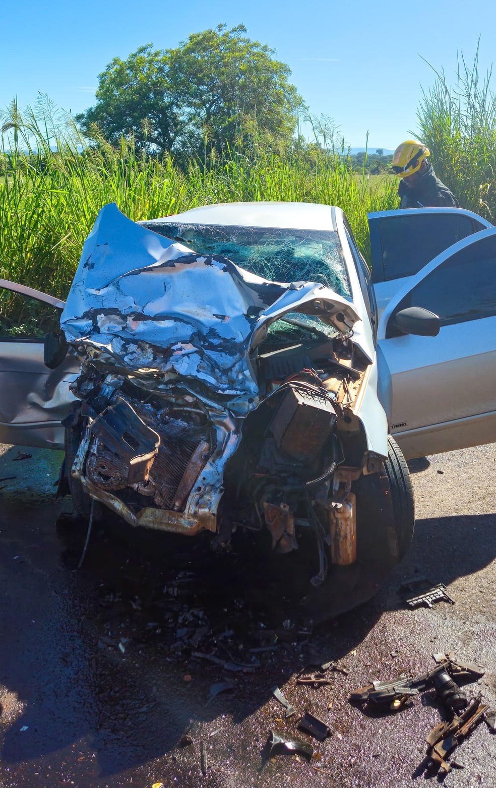 Carro fica com a frente completamente destruída após acidente — Foto: Corpo de Bombeiros/Divulgação