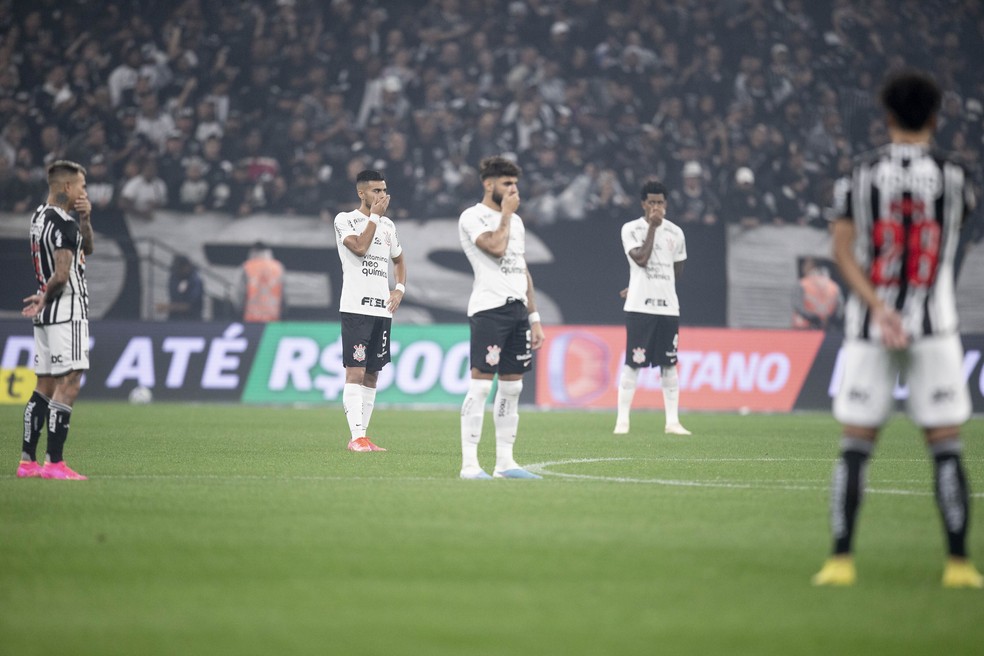 Jogadores de Corinthians e Atlético-MG protestam contra ponto da Lei do Esporte — Foto: Marco Galvão/Fotoarena/Estadão Conteúdo