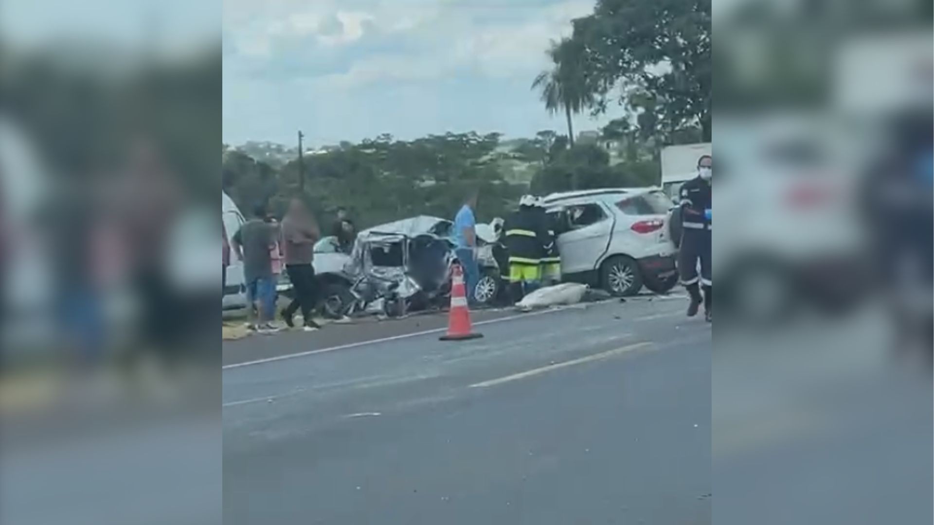 Acidente entre dois carros e caminhão deixa vítimas fatais em rodovia do interior de SP