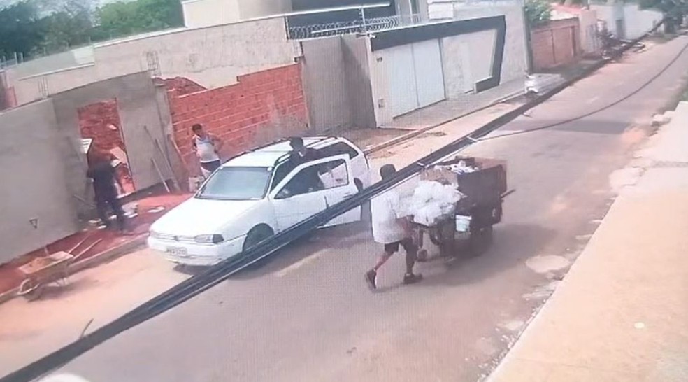 Imagem mostra momento em que motorista entrou no carro antes de capotar duas vezes em Juazeiro do Norte — Foto: Reprodução