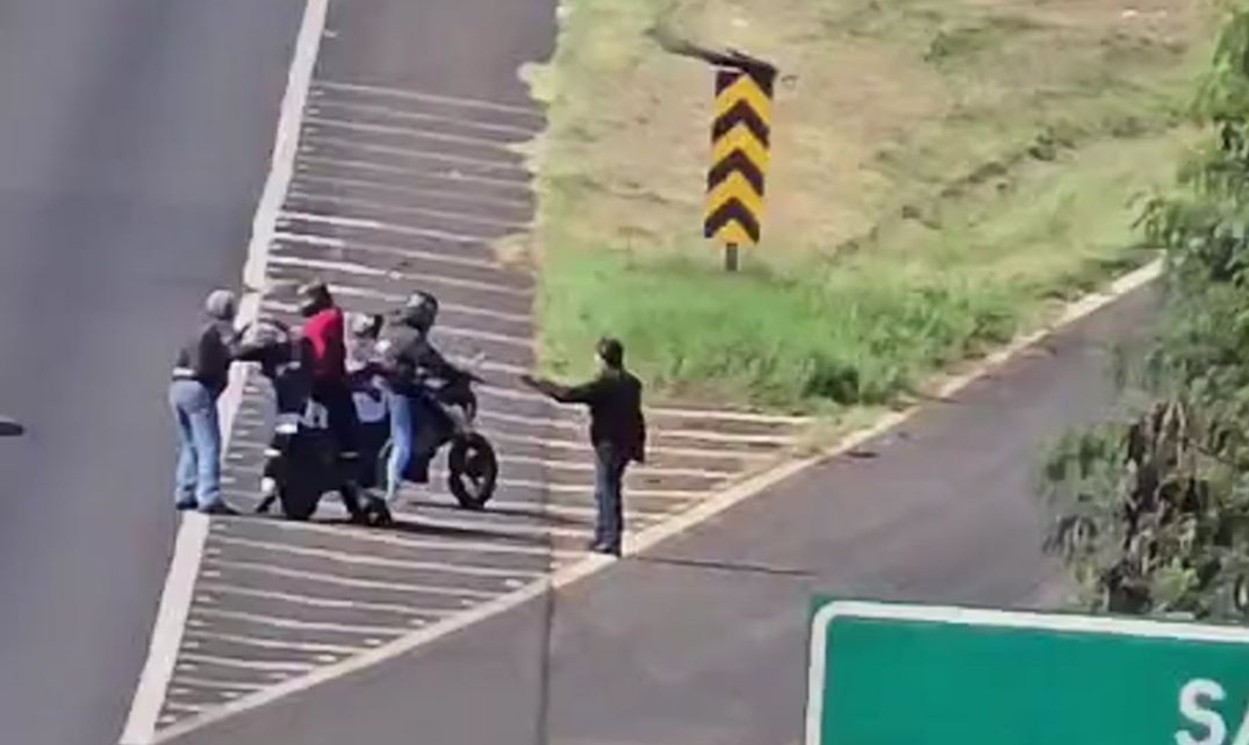 Casal é rendido e tem moto de luxo roubada em rodovia no interior de SP