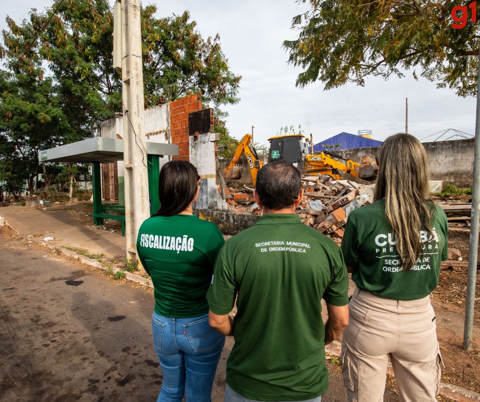 Cosntruções irregulares são derrubadas em ação da prefeitura — Foto: Prefeitura de Cuiabá