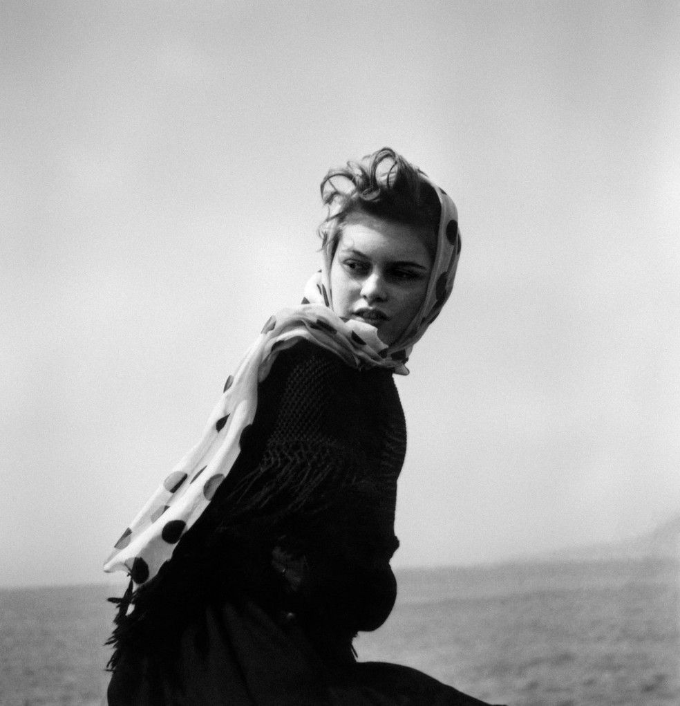 Brigitte Bardot posa durante a 6ª edição do Festival de Cinema de Cannes, de 15 a 29 de abril de 1953. — Foto: AFP