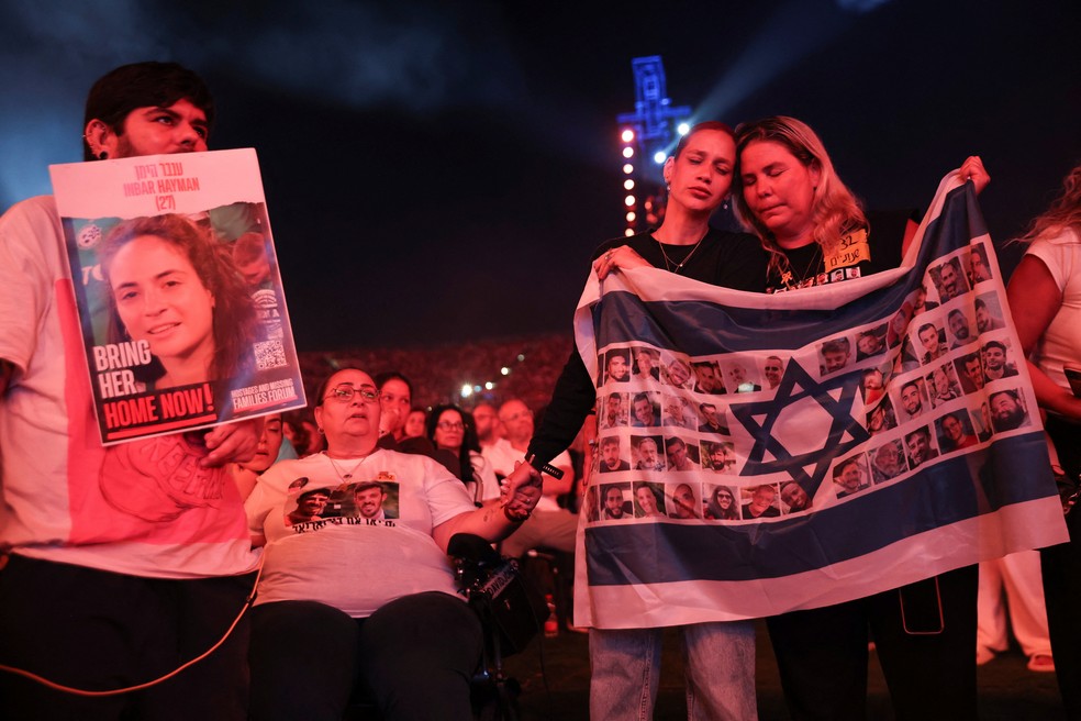 Familiares de reféns sequestrados pelo Hamas protestam em Tel Aviv — Foto: Shir Torem/Reuters