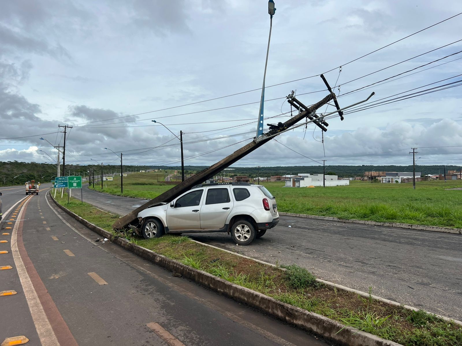Motorista perde controle de direção e bate com carro em poste na rodovia Fernando Guilhon, em Santarém