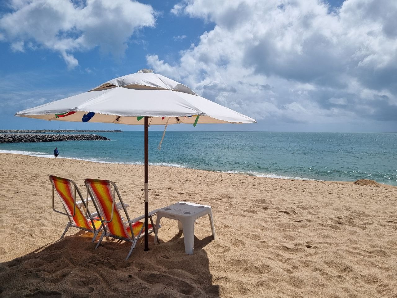 Taxa da sombra: aluguel de cadeiras e guarda-sol na Praia de Iracema custa até R$ 30; tire dúvidas