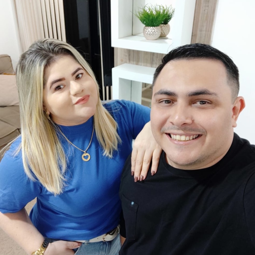 Thiago Almeida Paula, vítima do acidente, e a esposa Fernanda Góis — Foto: Arquivo pessoal