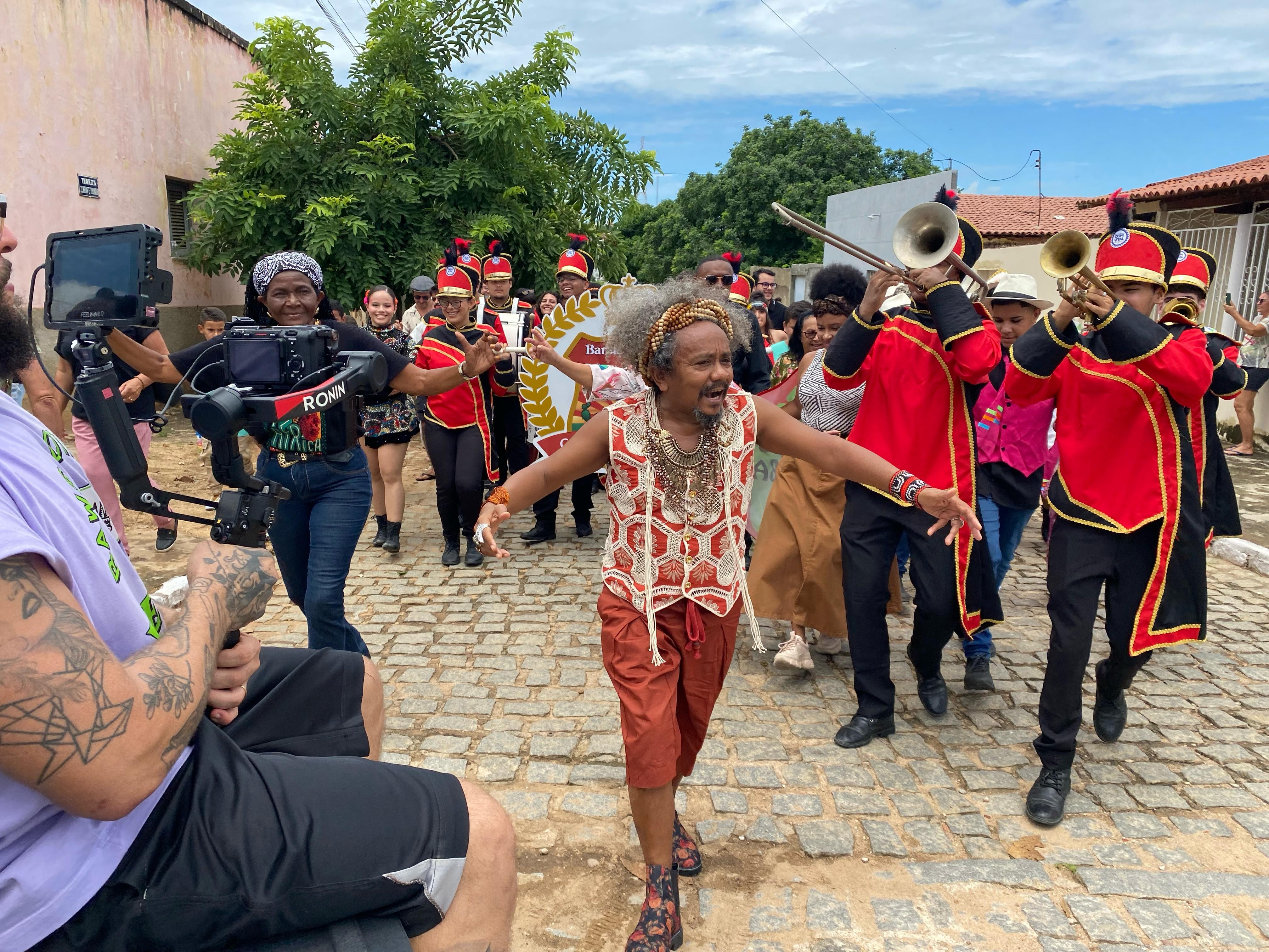 Chico César retorna à cidade natal na Paraíba para regravação de clipe ...
