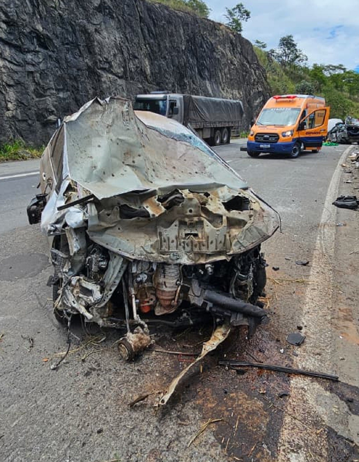 Um morre e dois ficam gravemente feridos em acidente entre carros na BR-040 