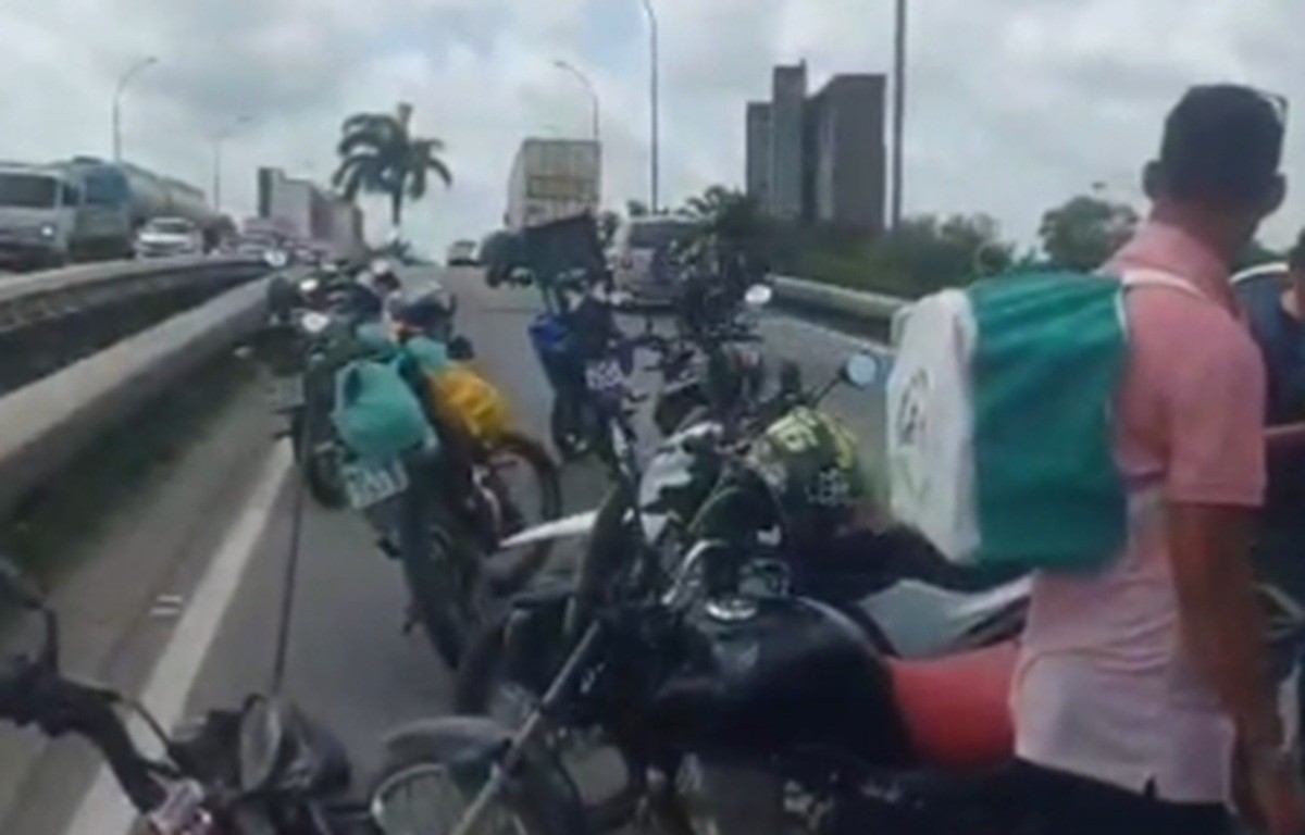 Passageiro morre após moto ser atingida por carreta em viaduto da BR-101; piloto se feriu