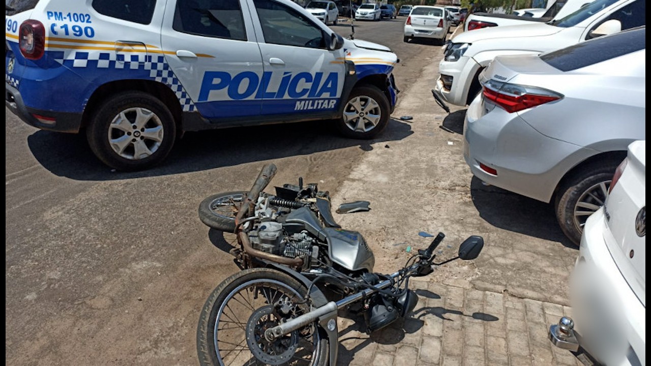 Jovem é preso depois empinar moto na contramão, perder o controle e bater em viatura da PM