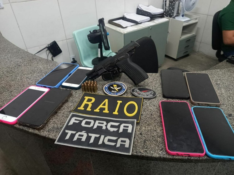 Polícia apreendeu oito aparelhos celulares, uma moto roubada e uma arma com trio preso em Horizonte. — Foto: Polícia Militar/ Divulgação