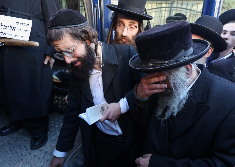 Judeus choram a morte de rabino Elimelech Wasserman, em Jerusalém, após ataque terrorista em 30 de novembro de 2023 — Foto: Ronen Zvulun/REUTERS