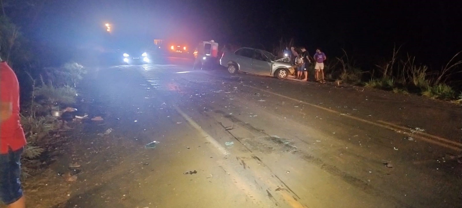 Acidente envolvendo dois carros deixa uma pessoa morta e outra ferida na BR-153