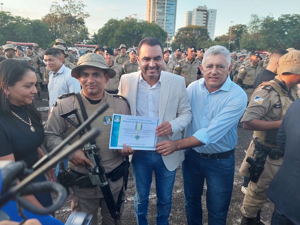 Governador Wanderlei Barbosa entregou medalhas de honra a militares — Foto: Arthur Girão/g1 Tocantins