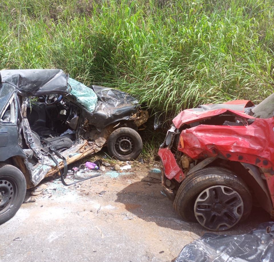 Três morrem após motorista perder controle do carro e bater de frente com outro na MG-428