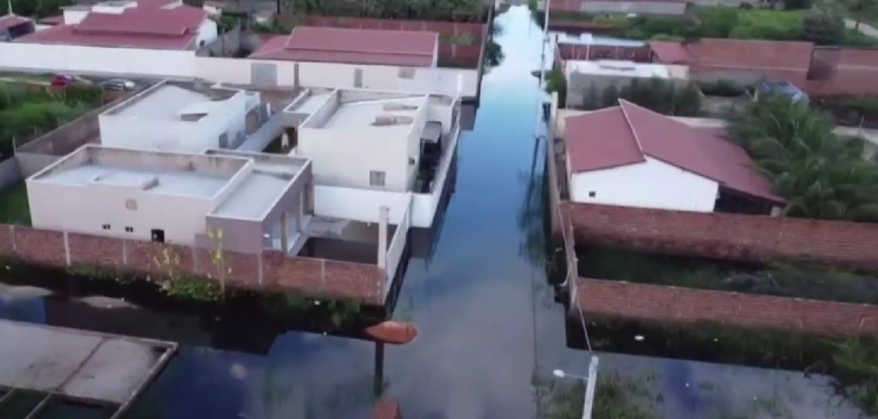 Água alaga ruas e invade casas em bairro de Tibau; prefeitura decreta situação de emergência