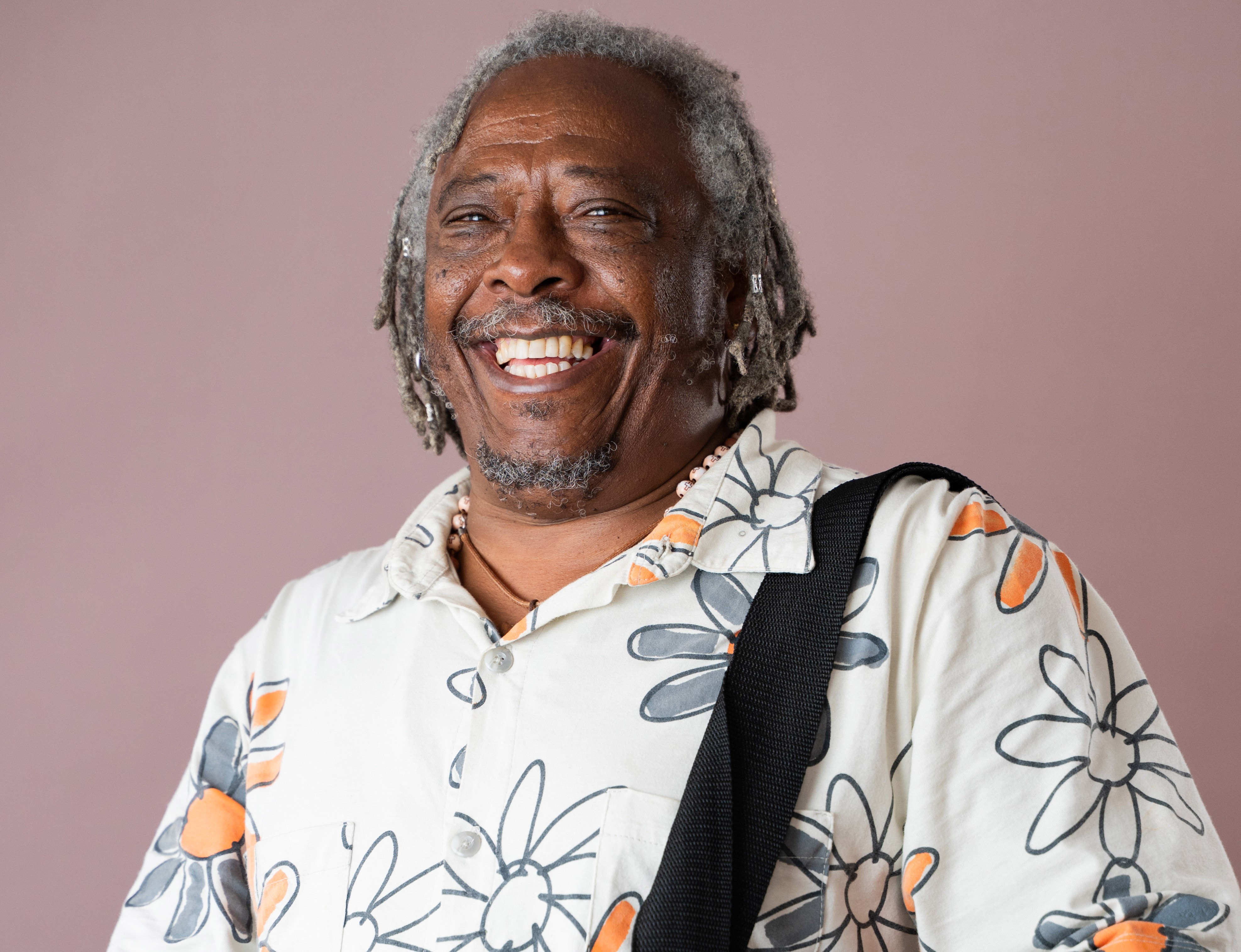 Artista mineiro Maurício Tizumba leva tambores do Congado ao palco e destaca força da identidade preta 