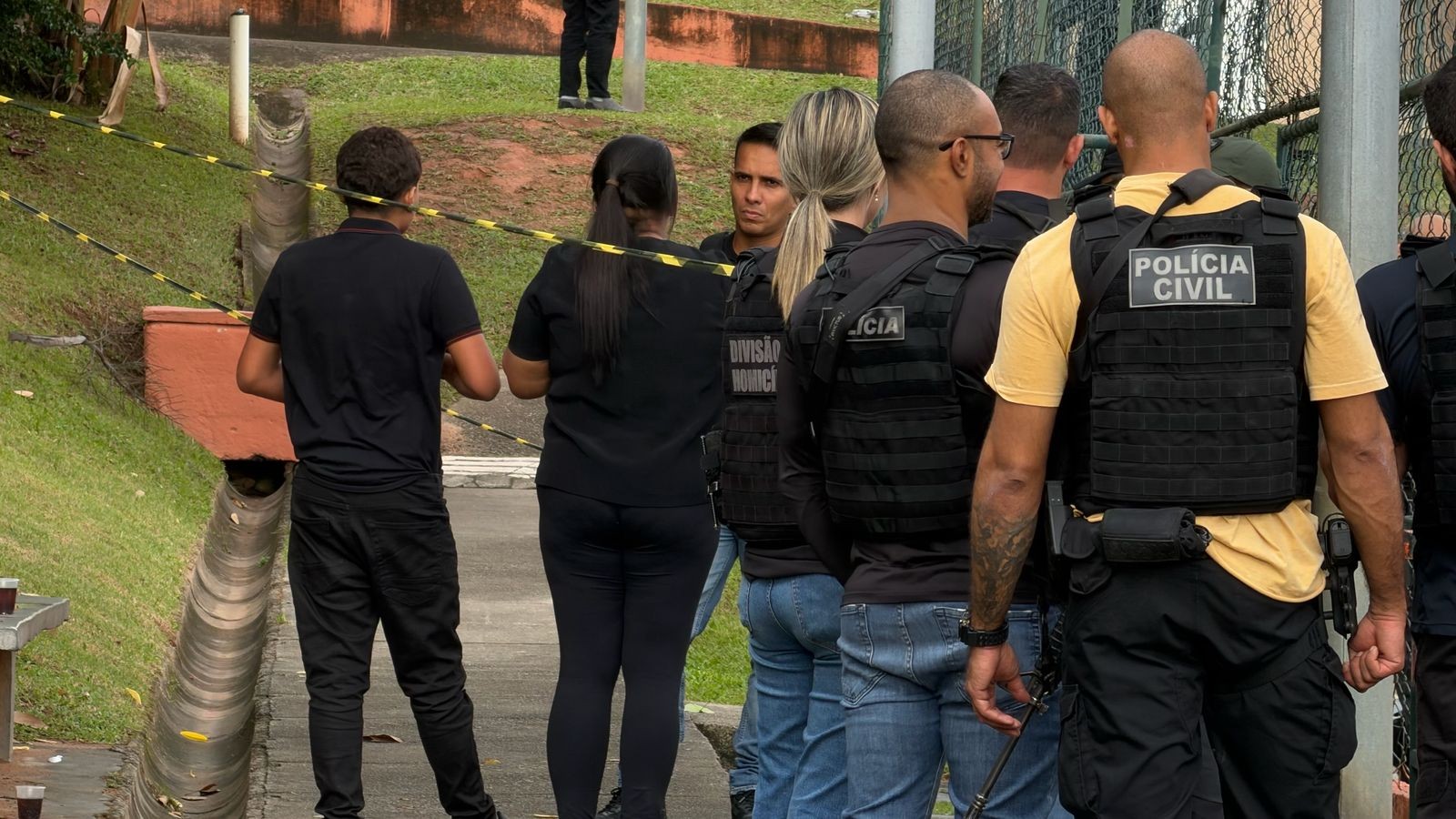 Polícia faz perícia no local em que menino de 12 anos foi atingido por bala perdida na Pavuna