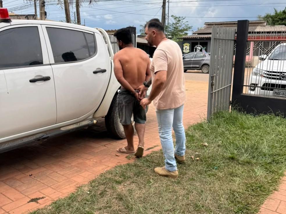 Homem foi preso ap&oacute;s procurar a delegacia e avisar que tinha atirado na mulher &mdash; Foto: Arquivo/Pol&iacute;cia Civil