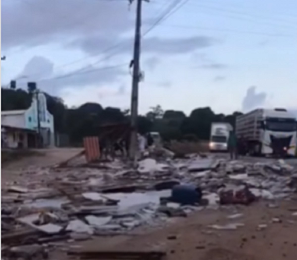 Carreta invade ponto de ônibus na BR-101 e deixa feridos em Messias