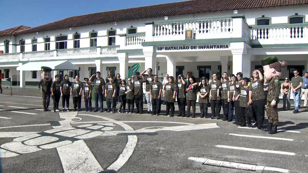 Grupo de 26 pessoas com Síndrome de Down faz parte do Pelotão 21 — Foto: Reprodução/TV Gazeta