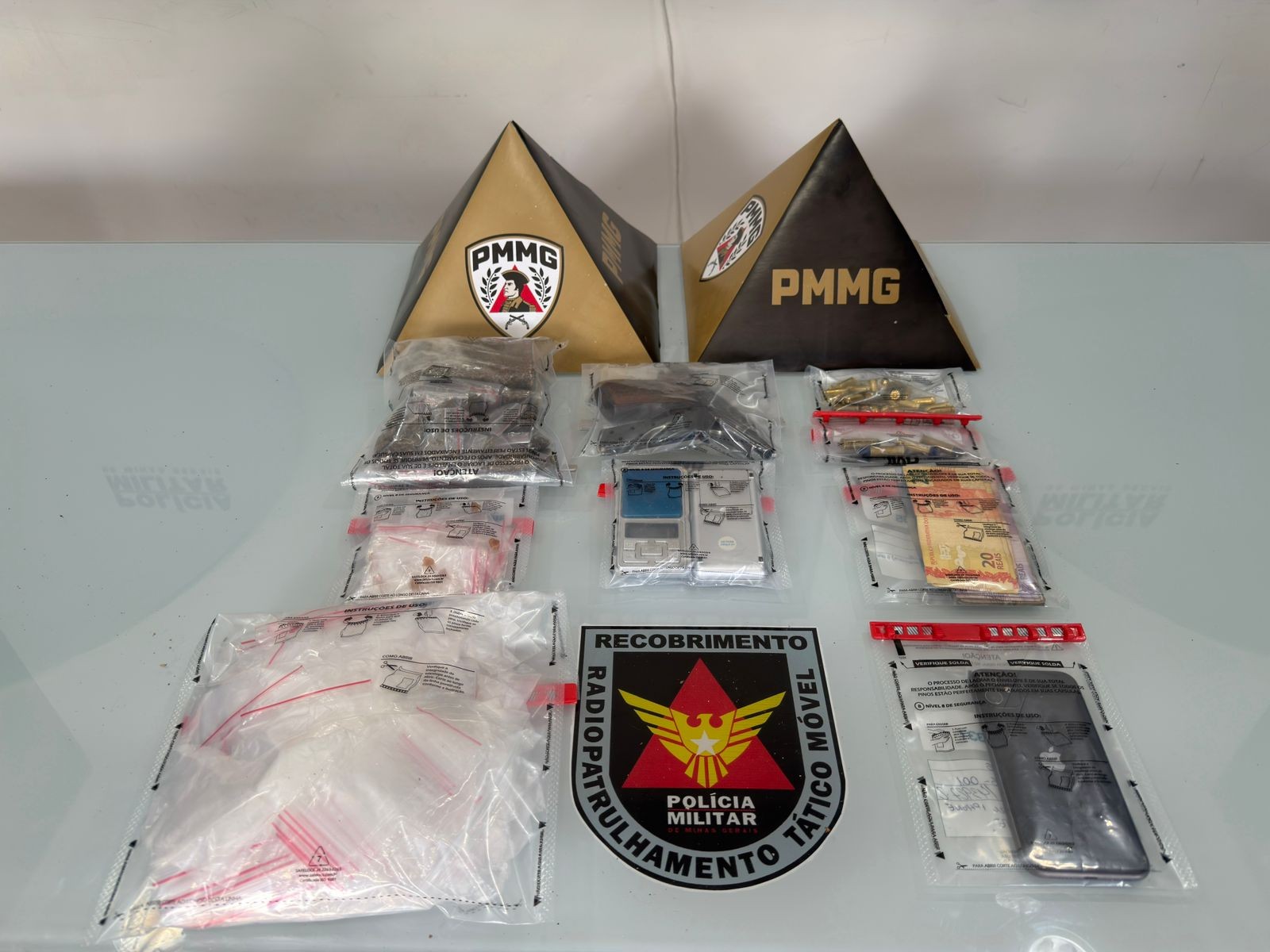 Adolescente armado e tráfico na casa vizinha são descobertos em operação da PM em Governador Valadares