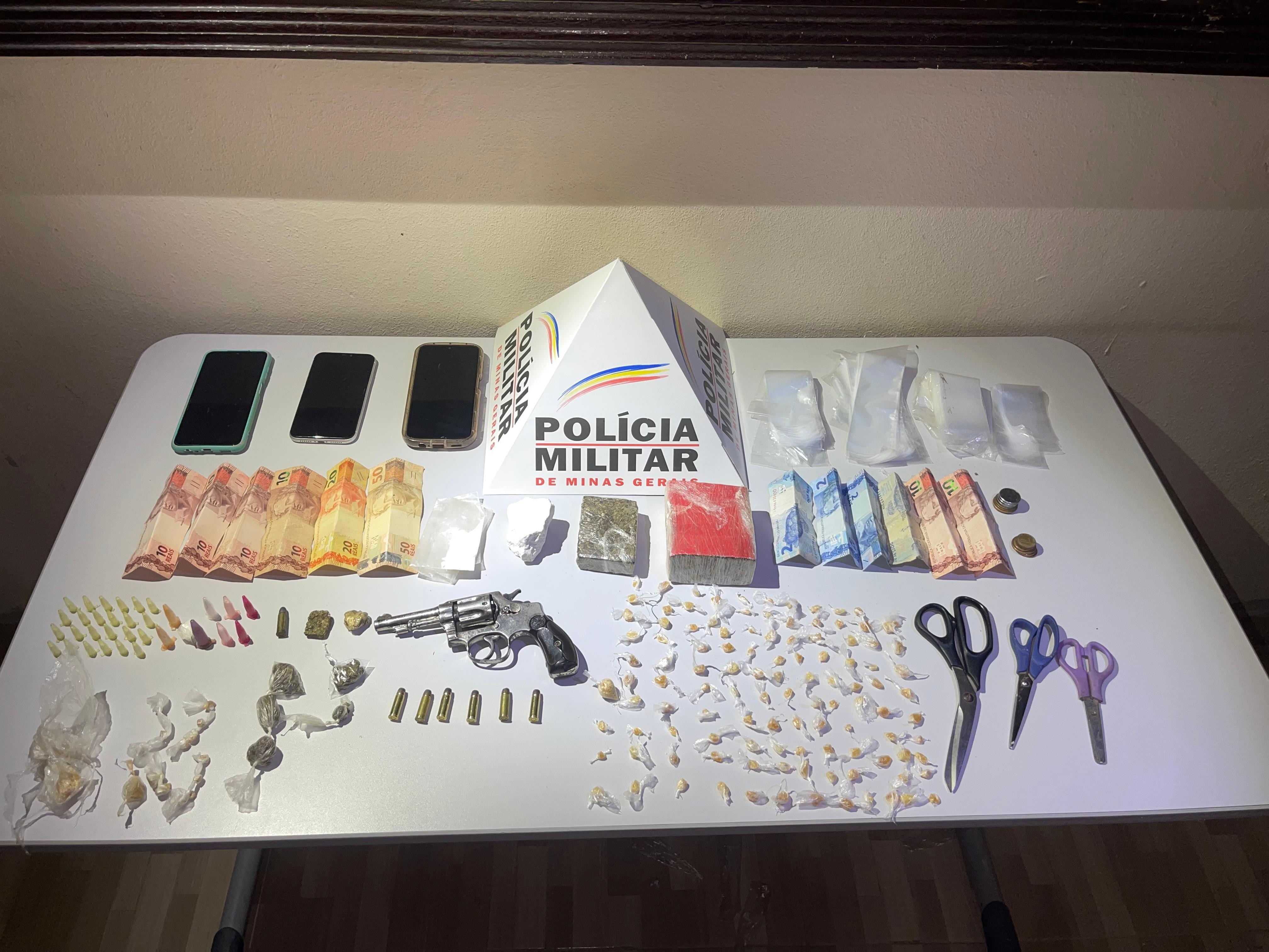 Drogas, munições e arma são apreendidas em operação da PM em Santa Fé de Minas