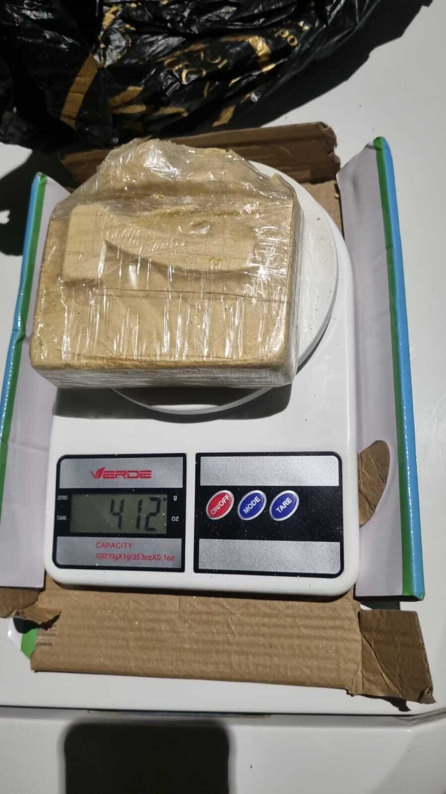 Cães farejadores encontram sacola contendo drogas em matagal nos fundos de casa, em Montes Claros