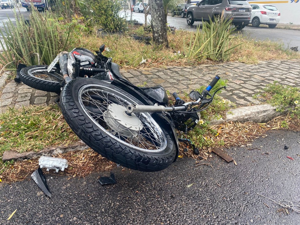 Arquivo: Moto após acidente com ôniubus na Cona Sul de Natal. — Foto: Foto: Pedro Trindade/Inter TV Cabugi/Arquivo