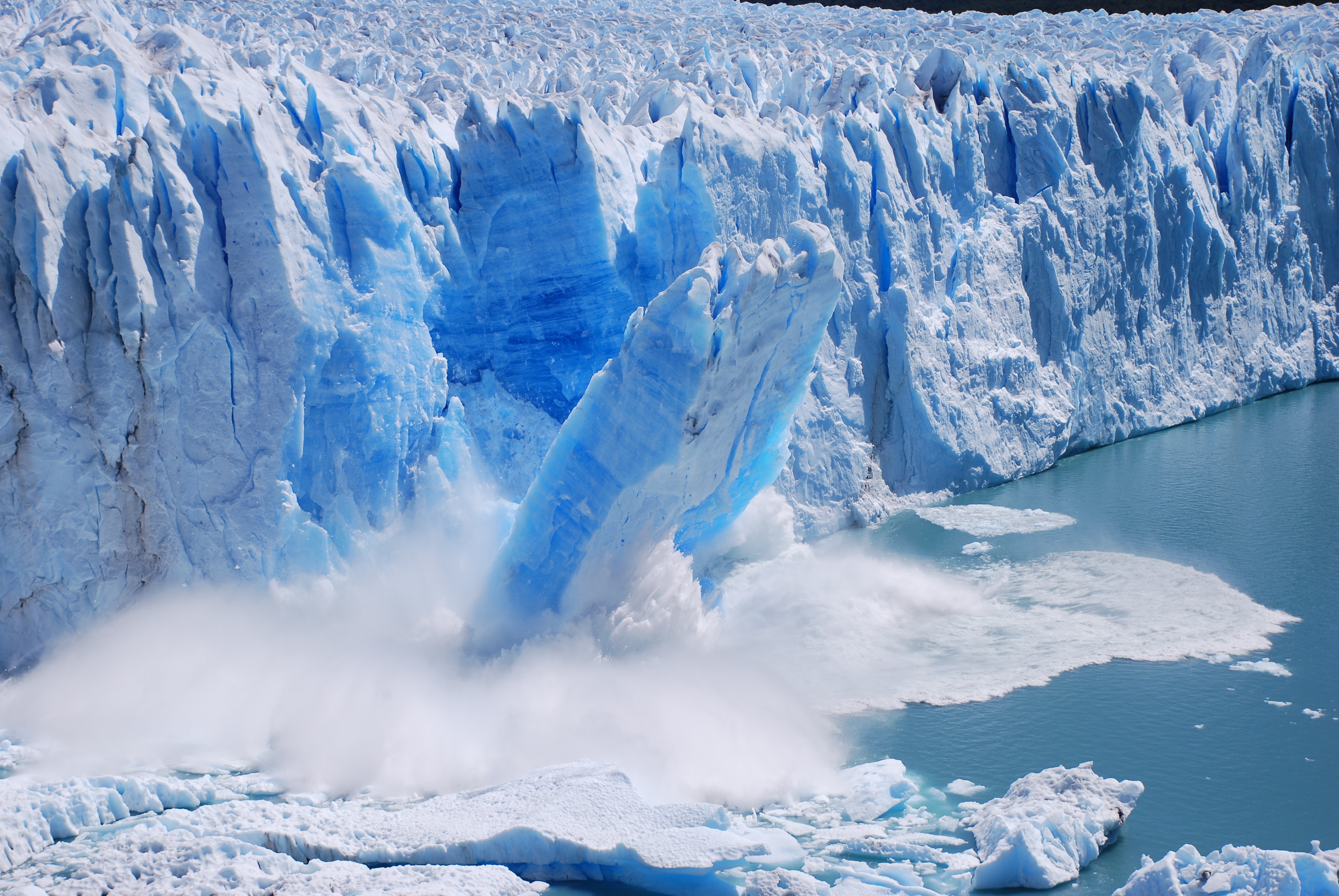 Número de icebergs da Groenlândia quadruplica e acende alerta para navegação