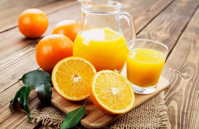 Tomar suco de laranja diariamente pode ajudar o coração, mostra estudo