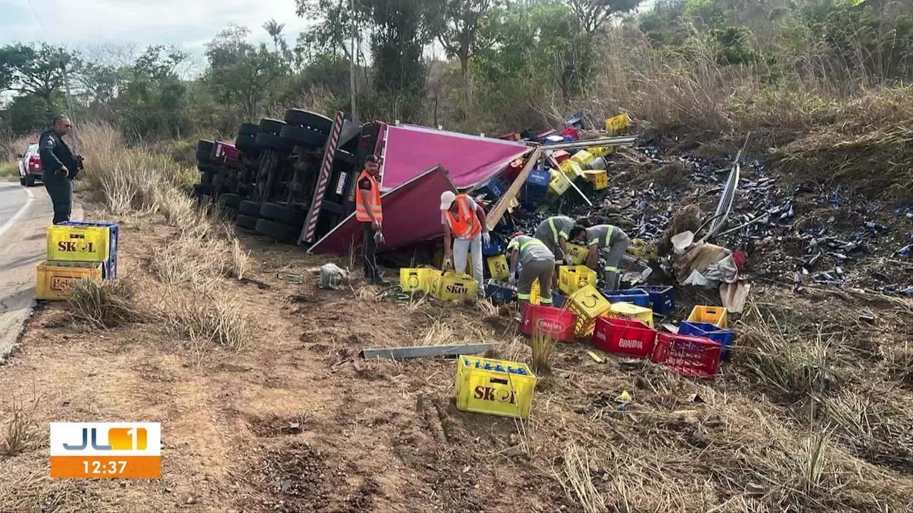 Caminhão carregado de cerveja tomba na PA-279, em Ourilândia do Norte