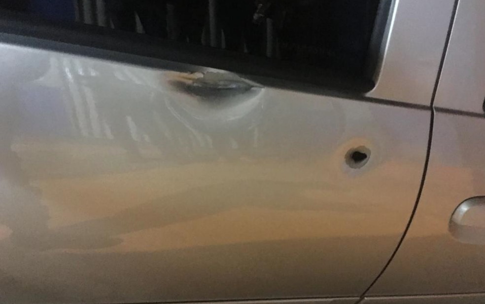 Carro onde o empresário Fábio Alves estava com marcas de tiros após homicídio em Anápolis — Foto: Divulgação/Polícia Militar