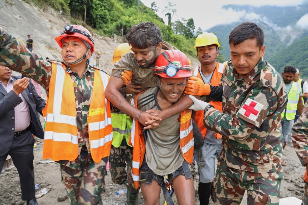 Trabalhador resgatado após nove dias preso em túnel no Nepal. — Foto: Nepal Army via AP