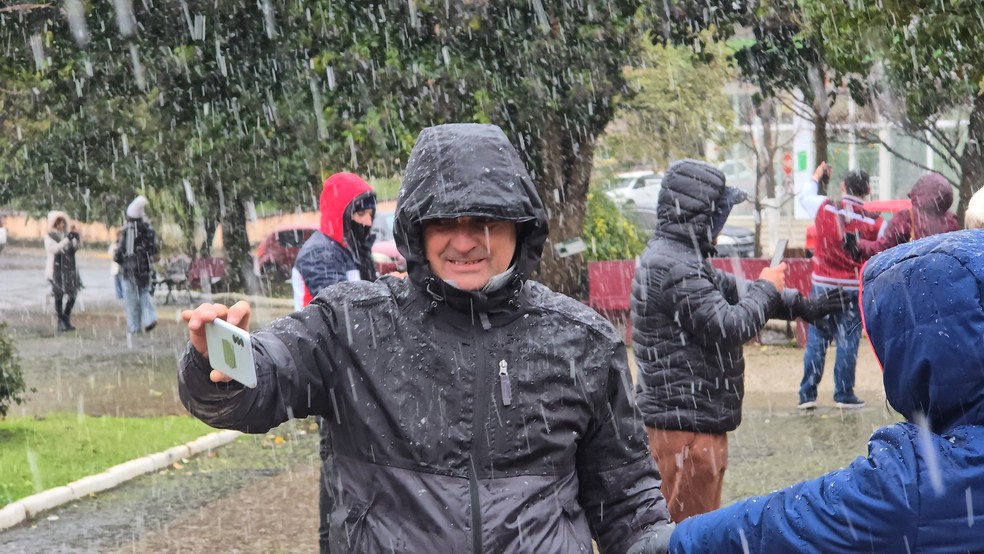 Visitantes e moradores celebram chegada da neve em São Joaquim — Foto: Mycchel Legnaghi/Divulgação