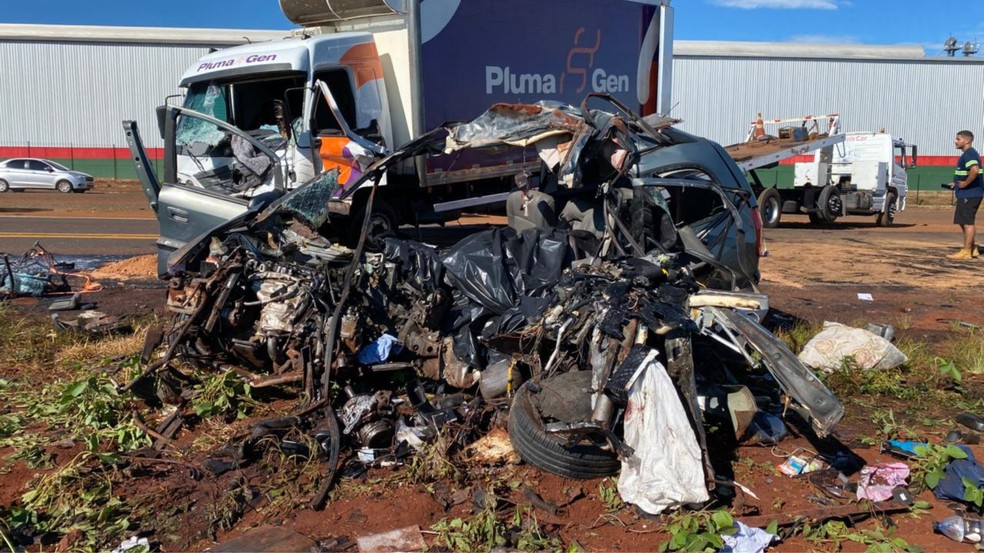 Seis pessoas da mesma fam�lia morrem em acidente � Foto: RPC Londrina