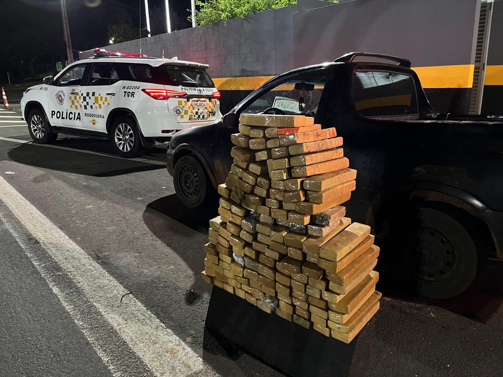 Fiscalização apreende 135 tabletes de maconha em fundo falso de picape, em Presidente Prudente (SP) — Foto: Polícia Rodoviária