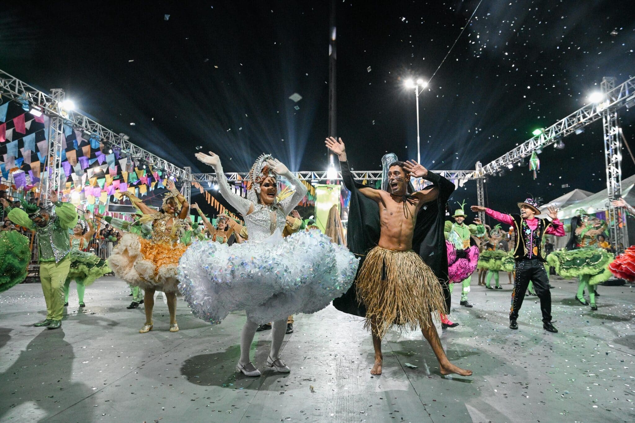 Grupos folclóricos e shows de artistas locais animam a penúltima noite do Arraial Cultural 2025 em Rio Branco
