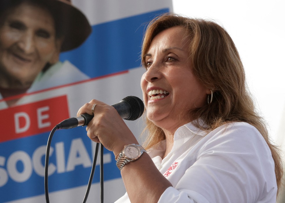 Dina Boluarte, presidente do Peru, está no centro de um escândalo por causa de seus relógios luxuosos — Foto: Luis Iparraguirre/Peru Presidency/Handout via Reuters