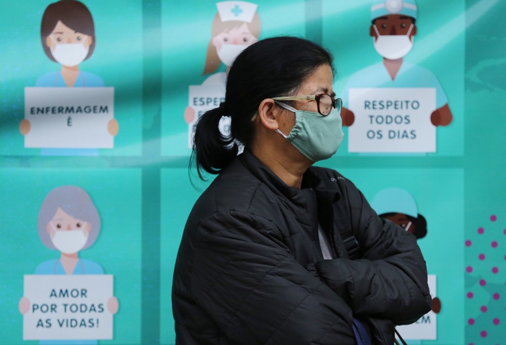 Mulher usa máscara durante a pandemia de Covid-19, em Curitiba — Foto: Giuliano Gomes/PR Press