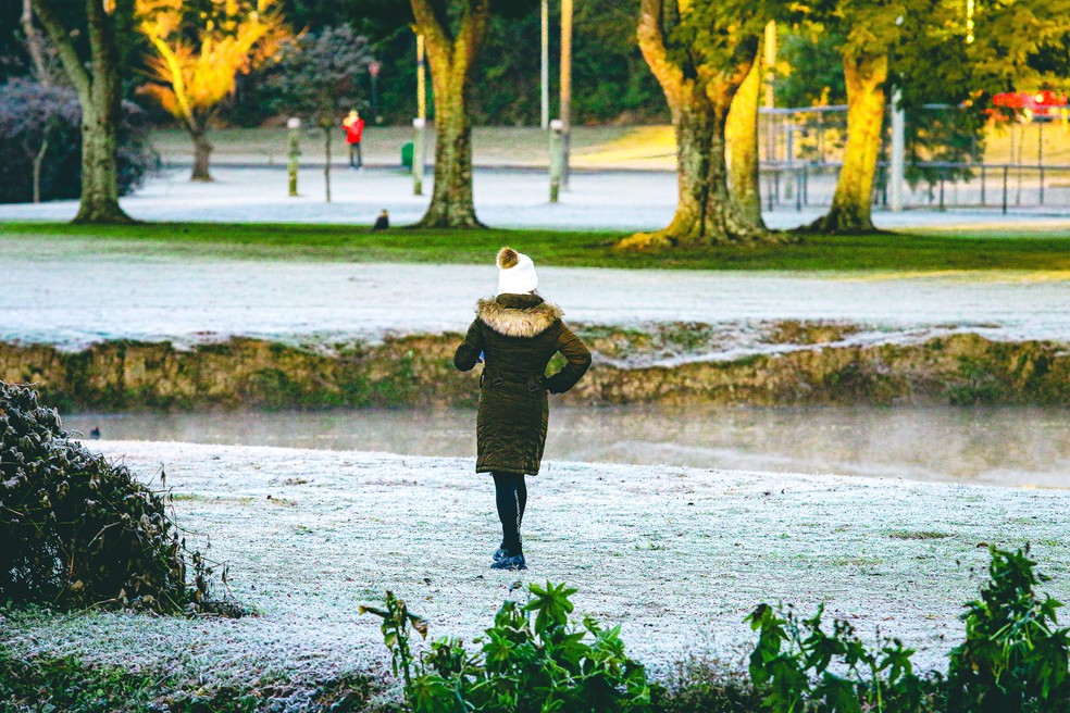 Amanhecer com geada e muito frio na manhã na cidade de Curitiba, Paraná. — Foto: MAURO FANHA/FOTOARENA/FOTOARENA/ESTADÃO CONTEÚDO