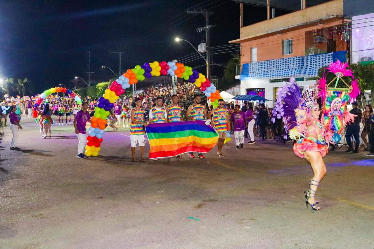 Em Cima da Hora é bicampeã do Carnaval de Maués após desfile marcado por chuva