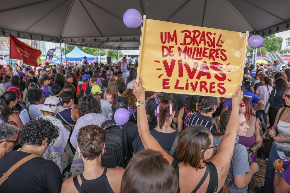 Mulheres protestam contra feminicídios, no centro de Brasília — Foto: Marcelo Camargo/Agência Brasil