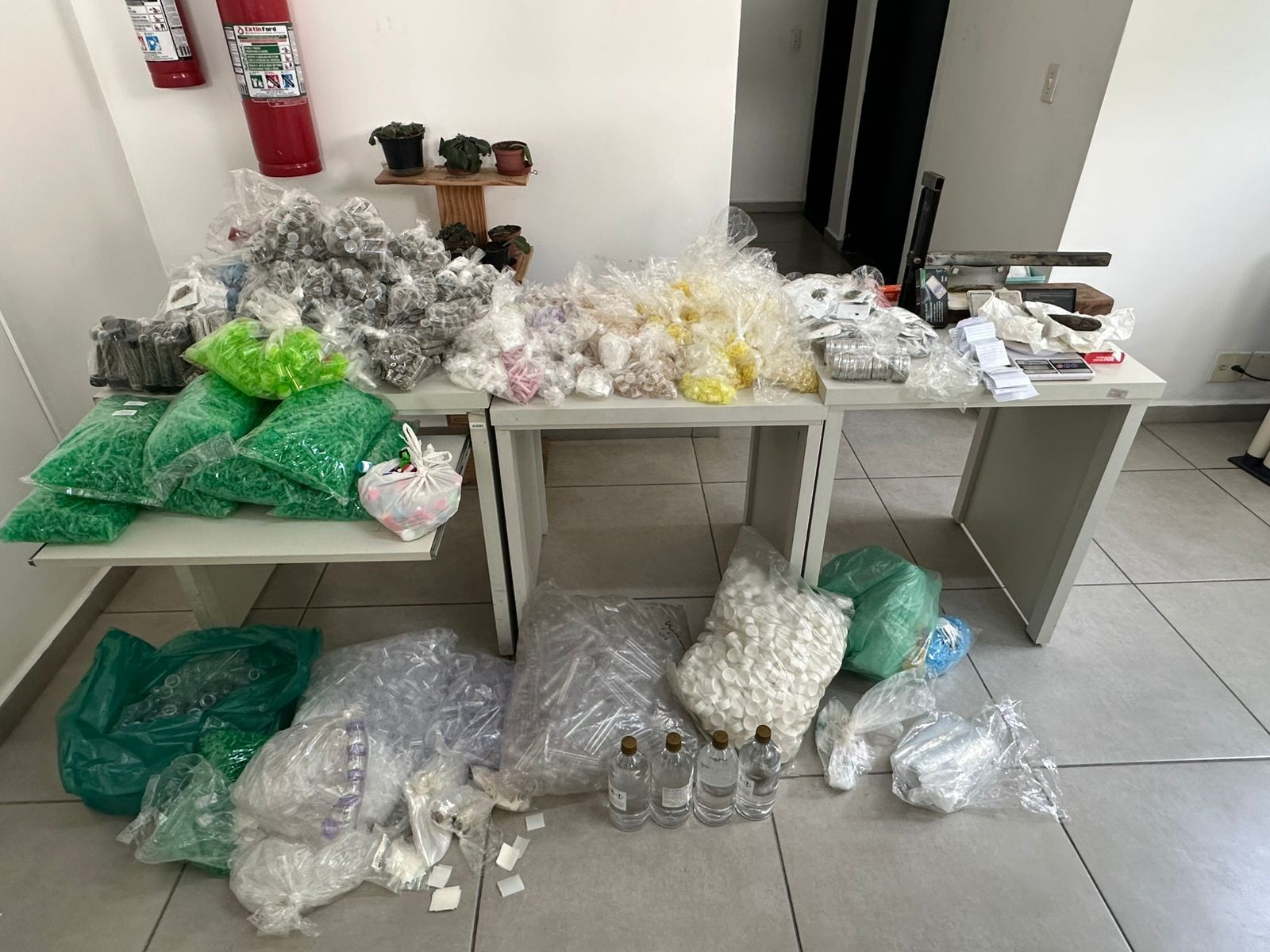 Polícia estoura 'casa bomba' e prende suspeitos de tráfico de drogas em Jundiaí