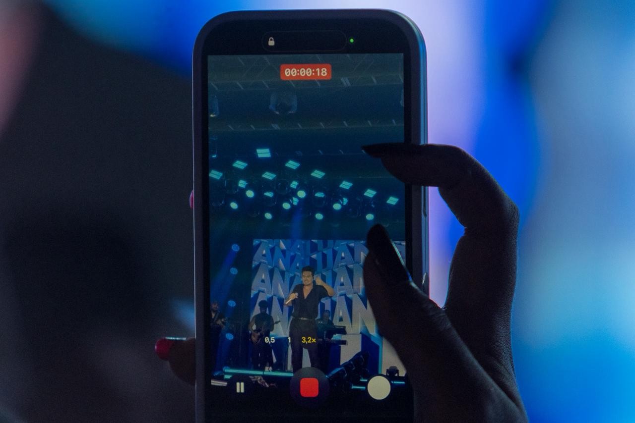 Fã registra Luan Santana no palco do Limeira Rodeo Music na do terceiro dia de festa nesta sexta-feira (27) — Foto: Thomaz Marostegan/g1